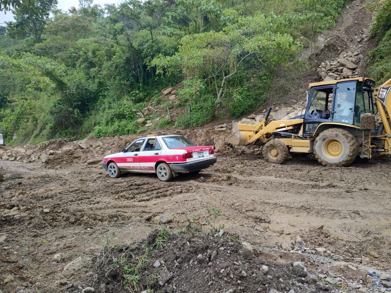 SIOP libera acceso a localidad del “Huérfano” en Tlachichilco