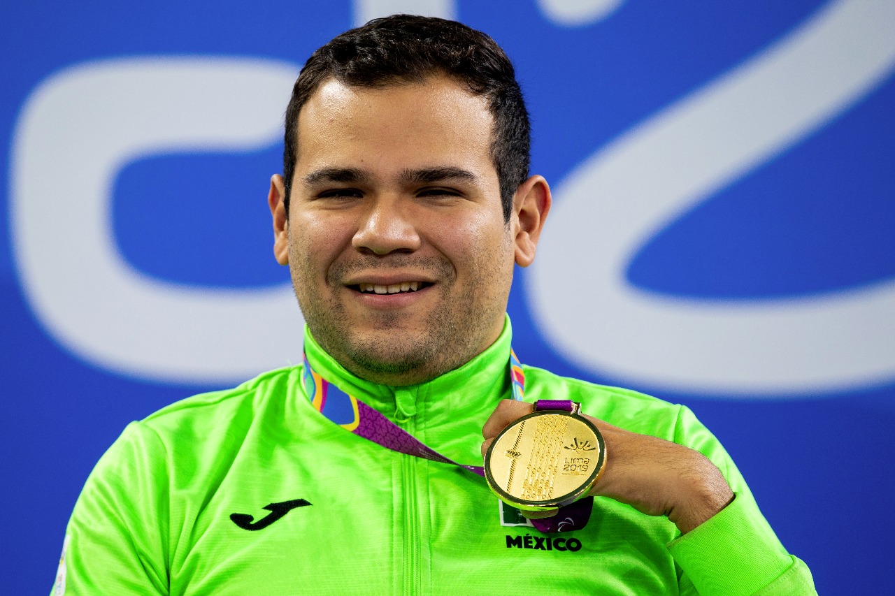 Diego López abanderado de la delegación paralímpica de México