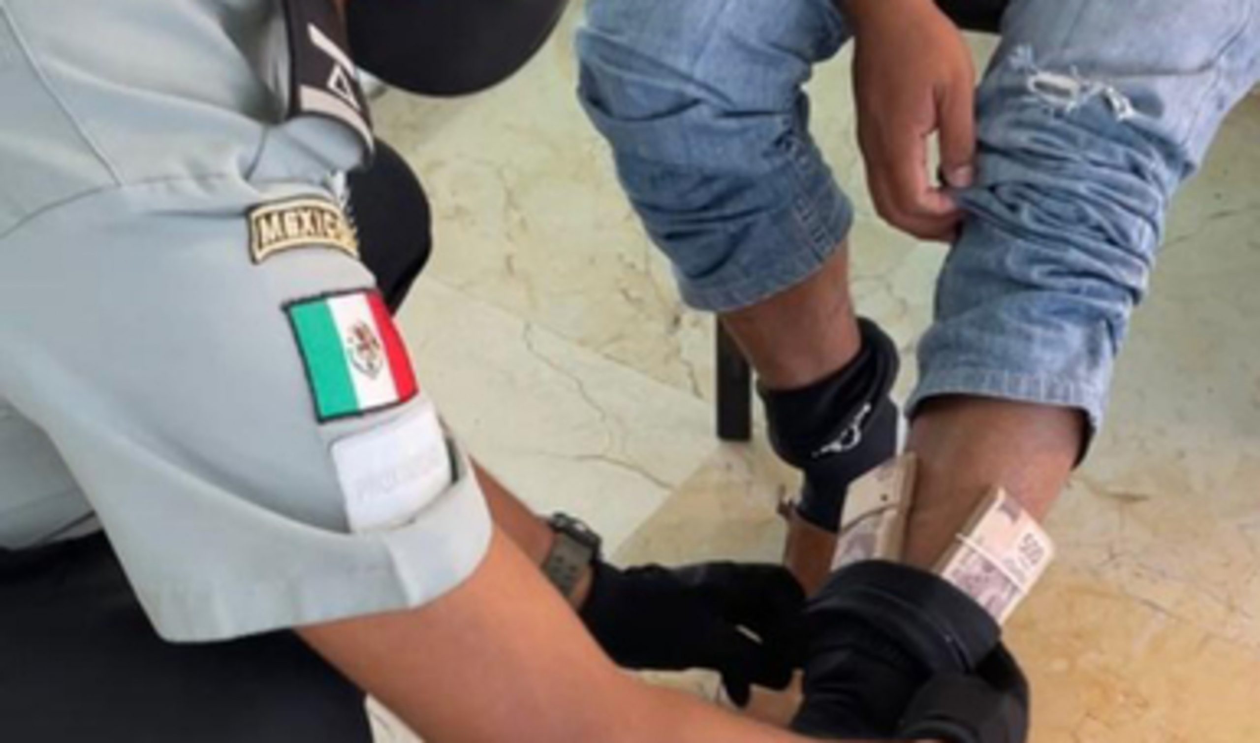 La Guardia Nacional detiene a pasajero en Aeropuerto de Mérida que llevaba adheridos al cuerpo cerca de medio millón de pesos