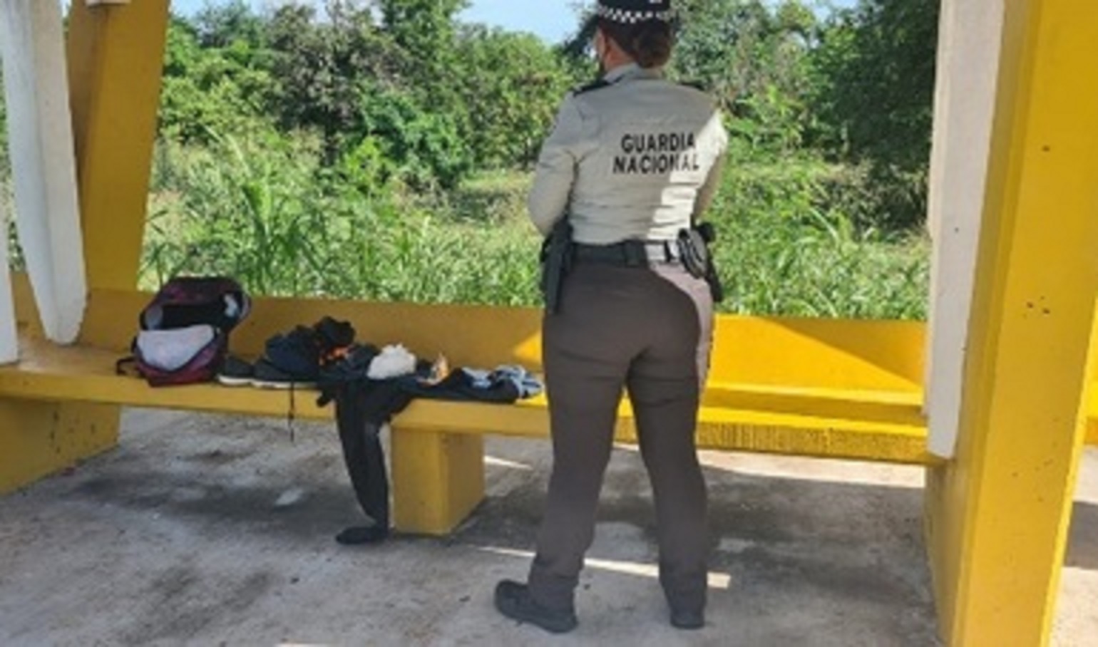 Guardia Nacional localiza cerca de medio kilo de probable metanfetamina abandonada en una parada de autobús