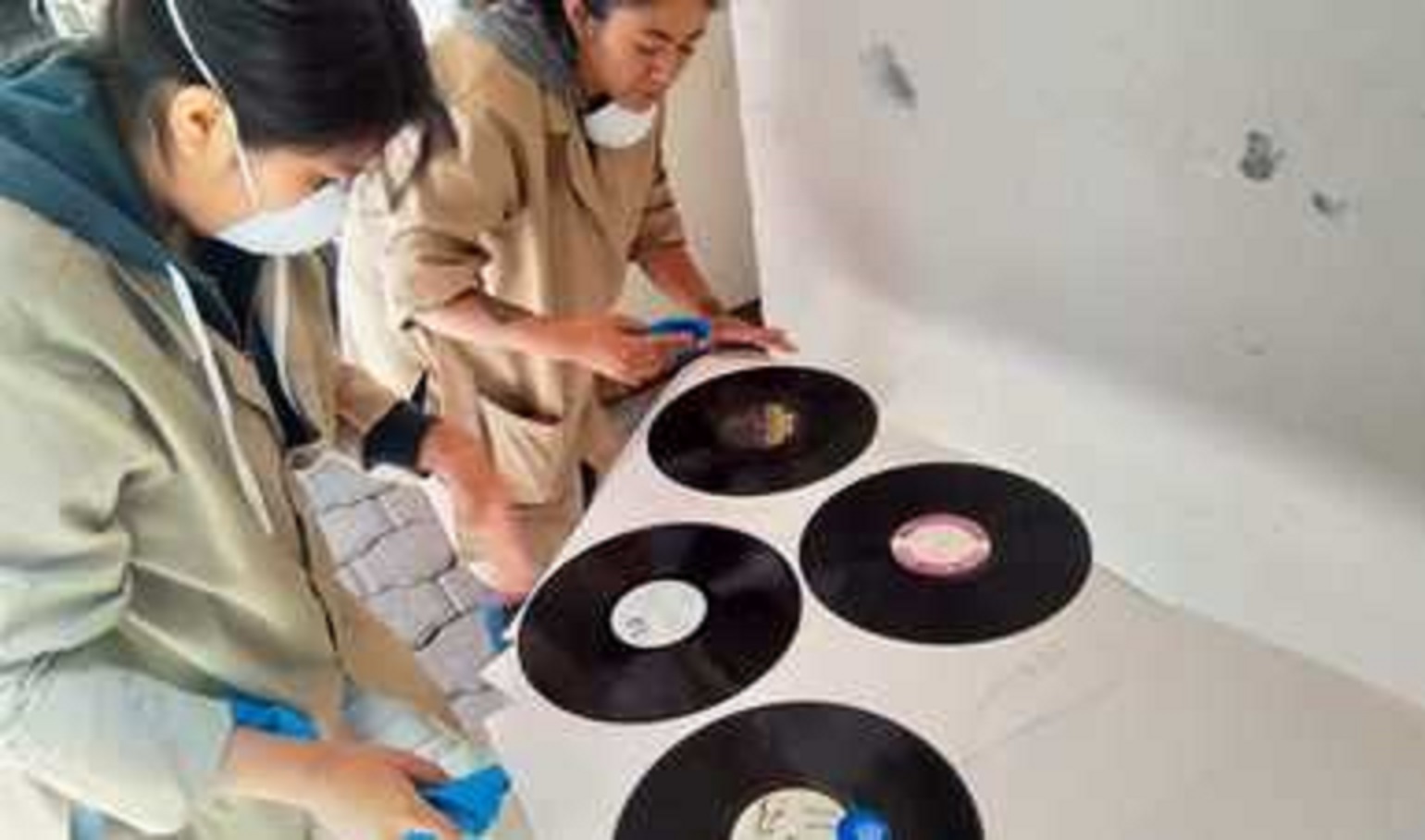 Becarios de “Jóvenes Construyendo el Futuro” contribuyen en la preservación de los acervos sonoros de la Fonoteca del INAH